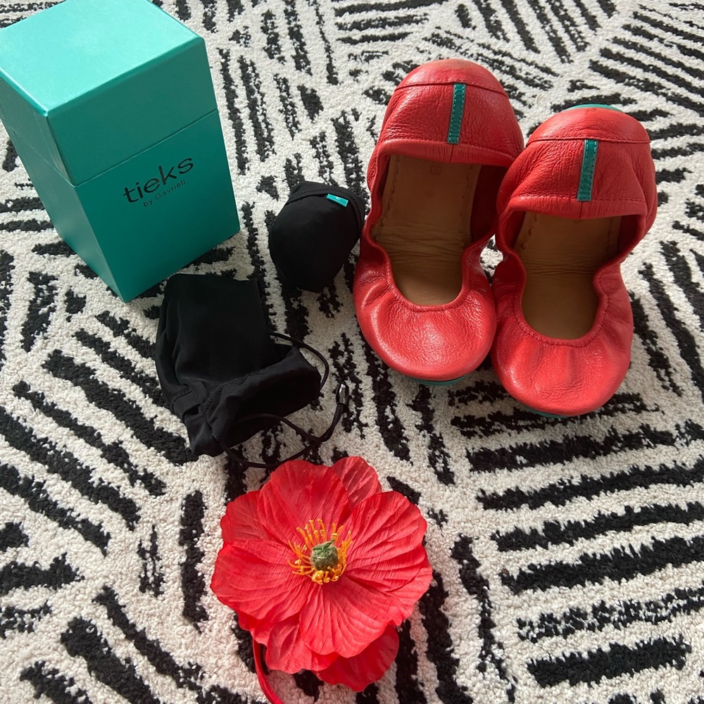 Poppy Tieks barely used size 9 comes with box and flower and bag.